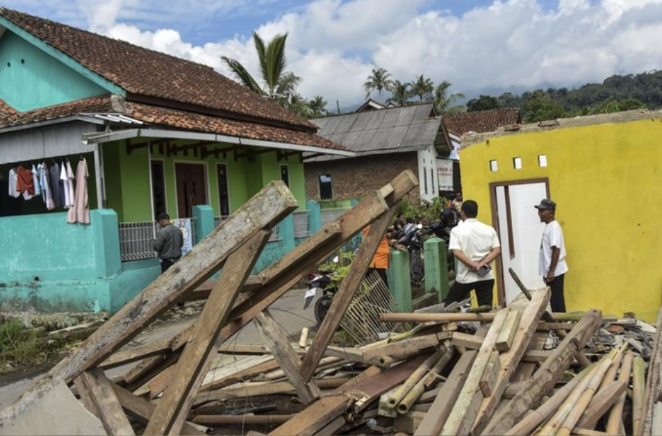 Puluhan Rumah di Tasikmalaya Rusak Diterjang Angin Puting Beliung - (Ada 2 foto)